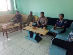 Babinsa Serda Armando Pantau Ujian Akhir Sekolah Kelas 9 SMP Negeri 1 Haharu