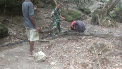 Babinsa Koramil 02/Rindi Umalulu Melakukan Pengecekan Rutin Pompa Hidram Di Wilayah Binaan