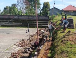 Bersama Warga, Babinsa Satra Bantu Pembuatan Lapangan Bola Voli