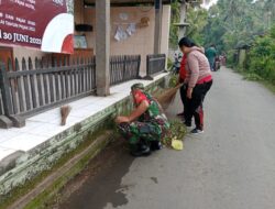 Babinsa Bersama Warga Binaan Melaksanakan Gotong Royong Bersihkan Lingkungan
