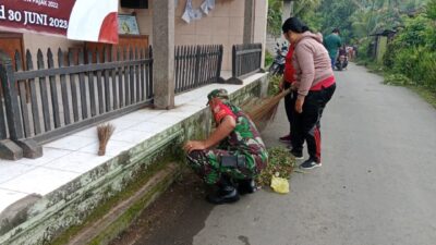 Babinsa Bersama Warga Binaan Melaksanakan Gotong Royong Bersihkan Lingkungan