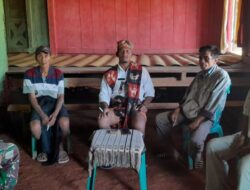 Babinsa Serda Syamsurijal Jalin Komsos Bersama Kades Praibokul