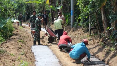 Meningkatkan Kesejahteraan Masyarakat, Kodim 1626/Bangli Bangun Infrastuktur Jalan Rabat Beton Di Desa Ulian