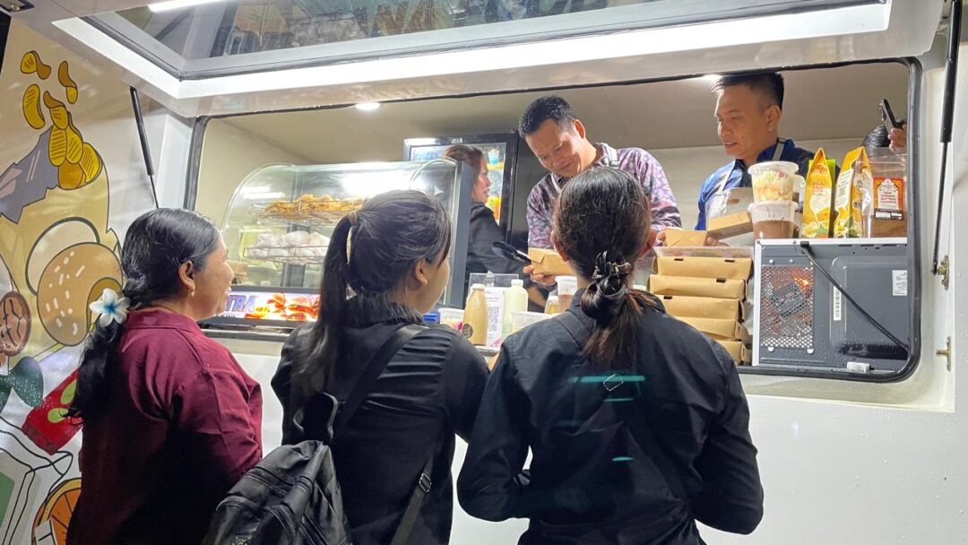 Pakai Celemek Dan Layani Pembeli, Aksi Bupati Kembang Dan Wabup Ipat Jadi Pedagang Warnai Peluncuran Food Truck UMKM