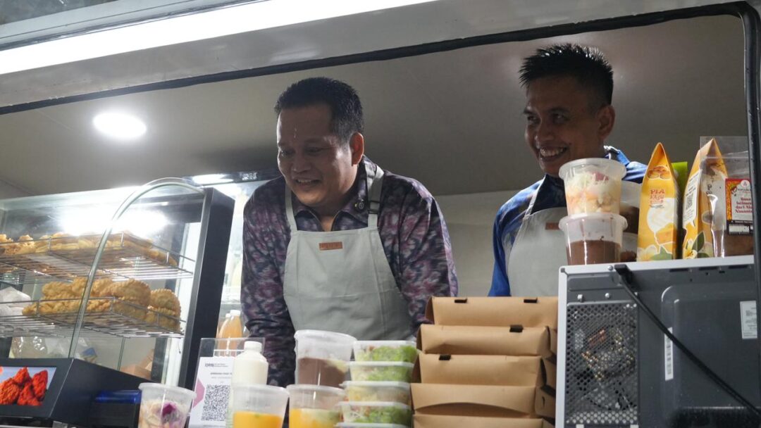 Pakai Celemek Dan Layani Pembeli, Aksi Bupati Kembang Dan Wabup Ipat Jadi Pedagang Warnai Peluncuran Food Truck UMKM