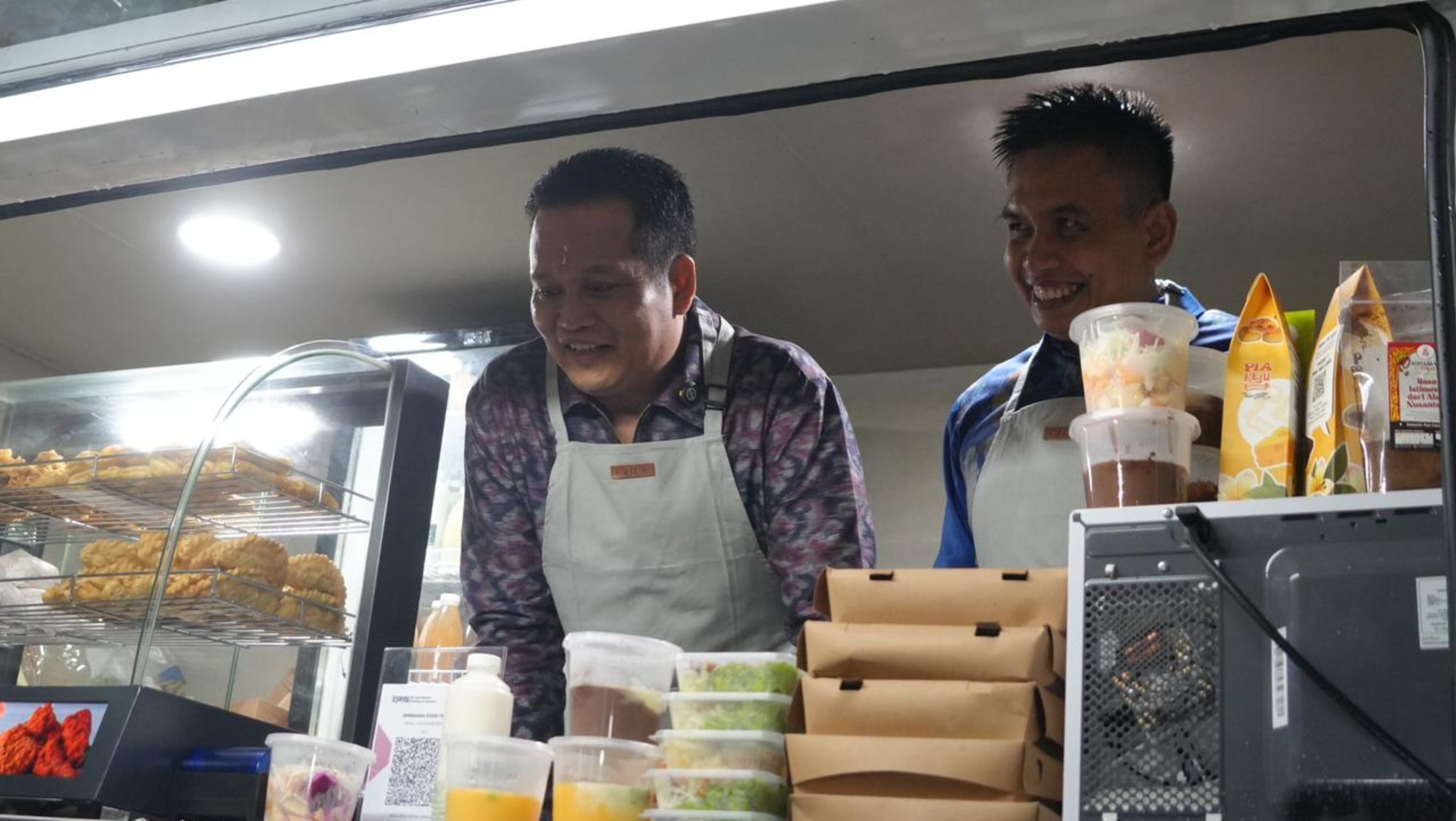 Pakai Celemek Dan Layani Pembeli, Aksi Bupati Kembang Dan Wabup Ipat Jadi Pedagang Warnai Peluncuran Food Truck UMKM