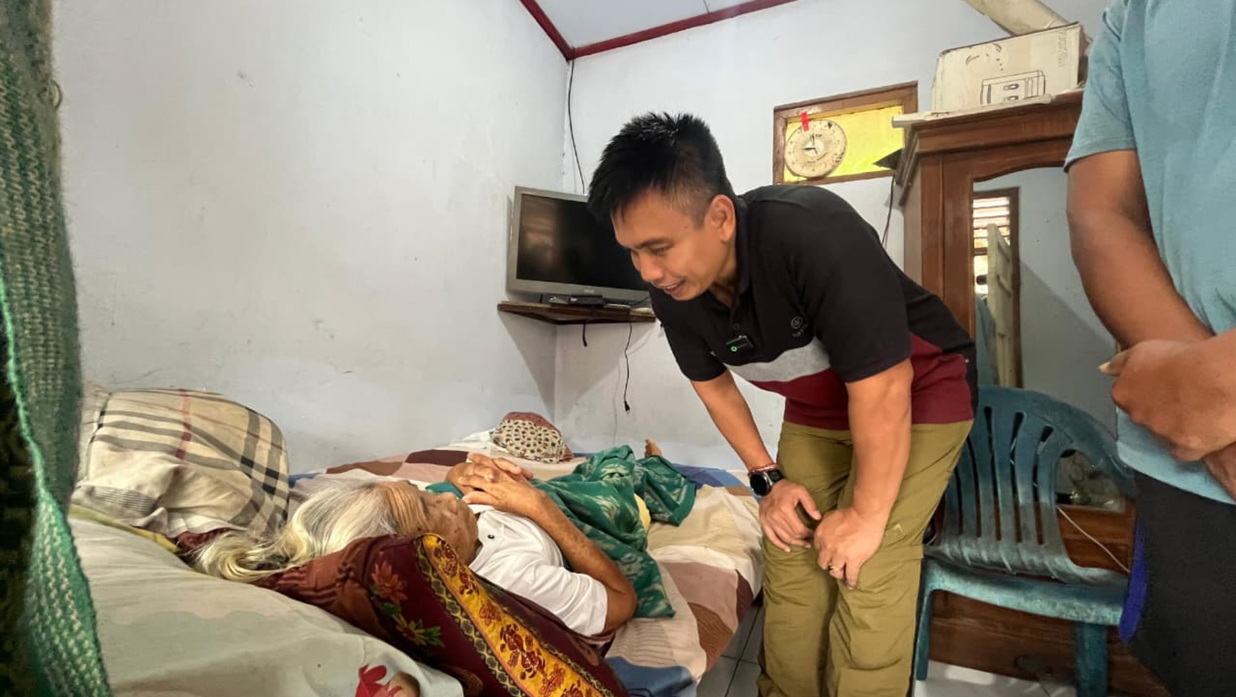 Sambangi Kediaman 2 Lansia Di Tibu Tanggang, Wabup Ipat Serahkan Bantuan Kursi Roda