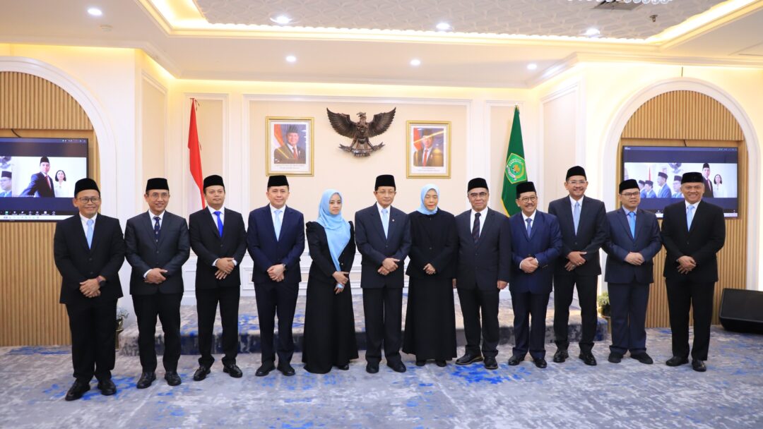 Menag Serahkan Keppres Penetapan Anggota BAZNAS Kepada Dirjen Bina Keuda Agus Fatoni
