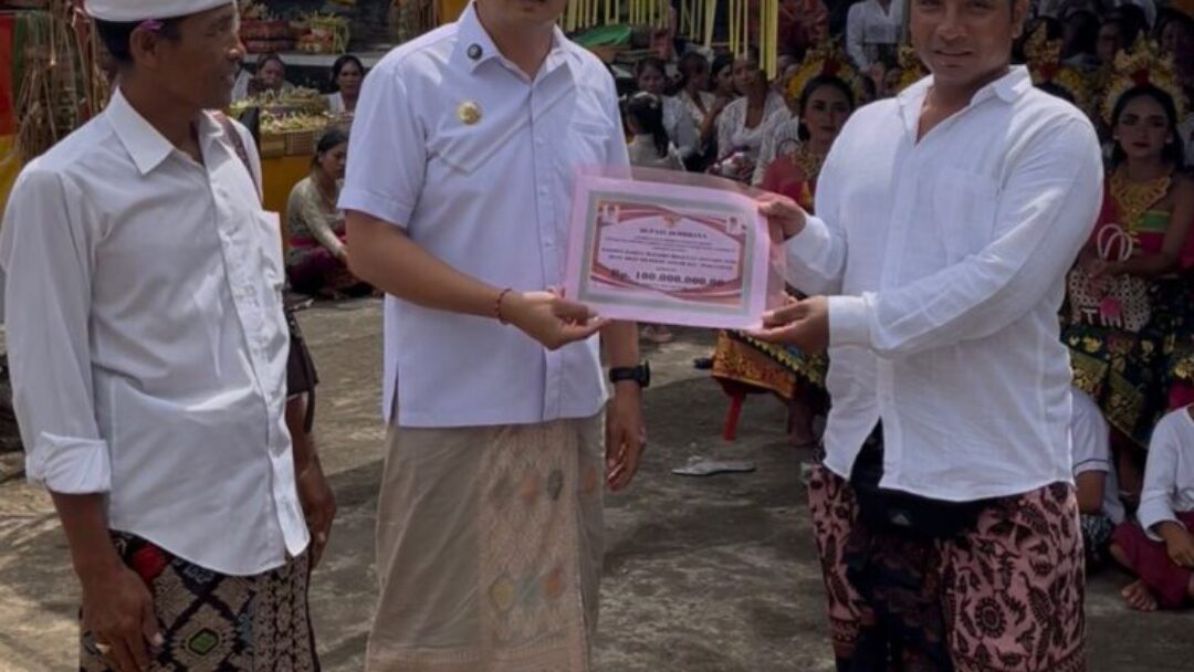 Bupati Kembang Serahkan Hibah Rp 100 Juta Karya Ngusaba Di Mengenuanyar, Wujud Dukungan Pelestarian Adat Dan Budaya