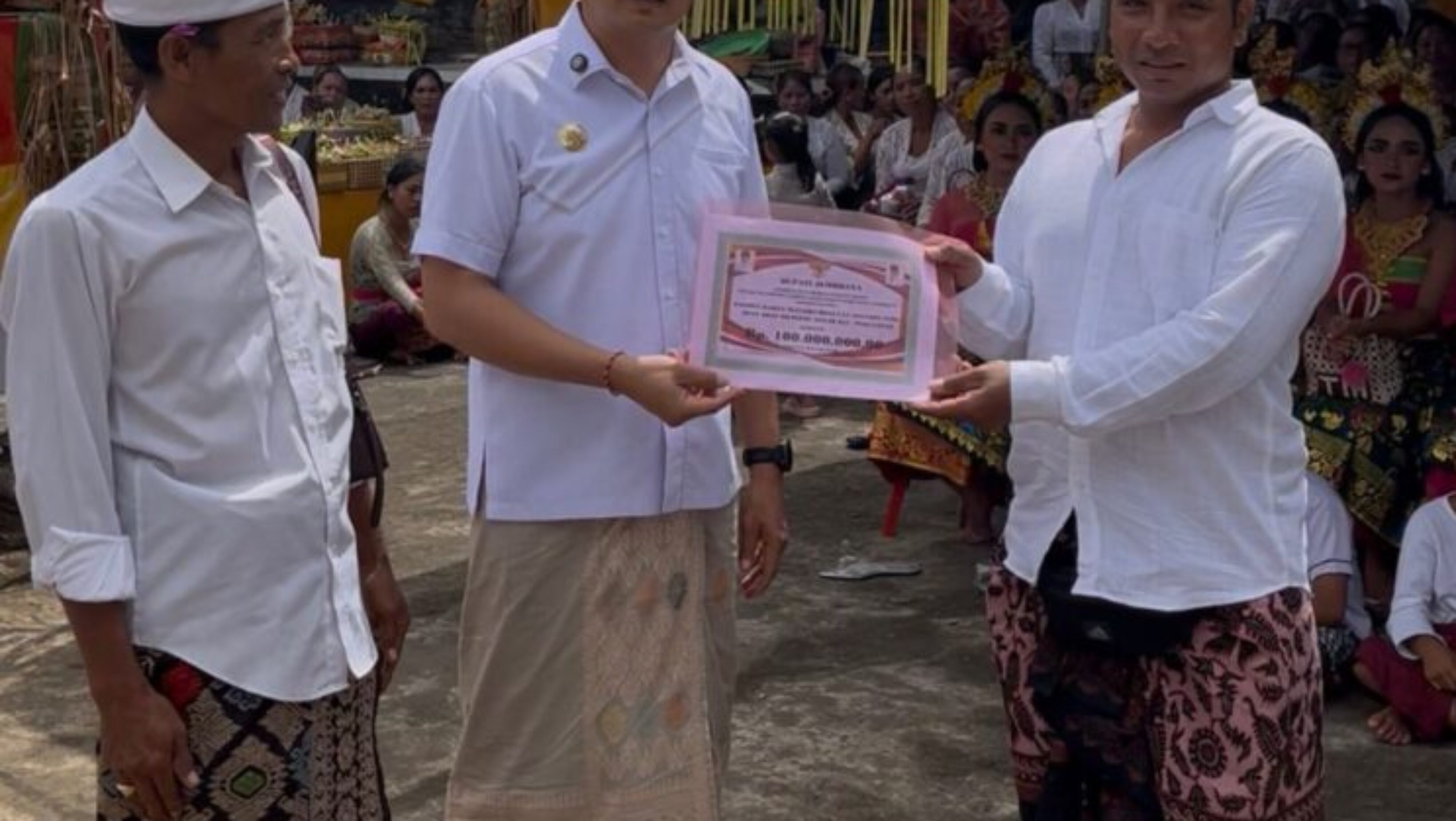 Bupati Kembang Serahkan Hibah Rp 100 Juta Karya Ngusaba Di Mengenuanyar, Wujud Dukungan Pelestarian Adat Dan Budaya