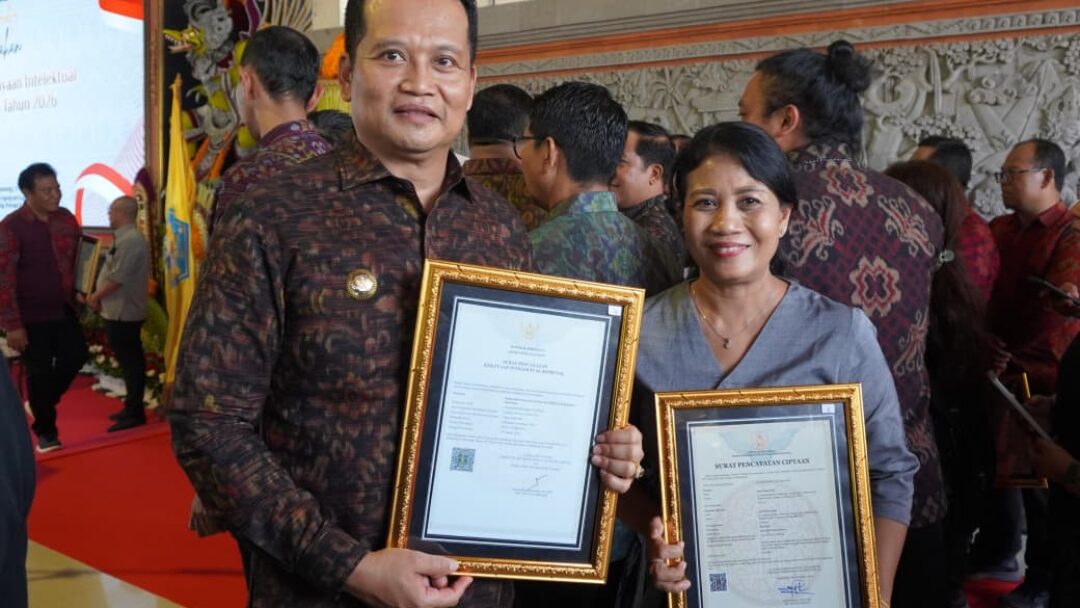 Menkum RI Serahkan Sertifikat KIK Kesenian Jegog Jembrana
