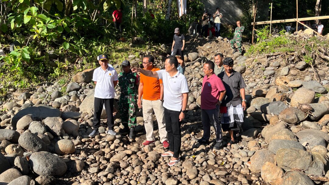 Semangat Gotong Royong Tinggi, Bupati Kembang Puji Kebersamaan Warga Dan TNI Bangun Jembatan Garuda