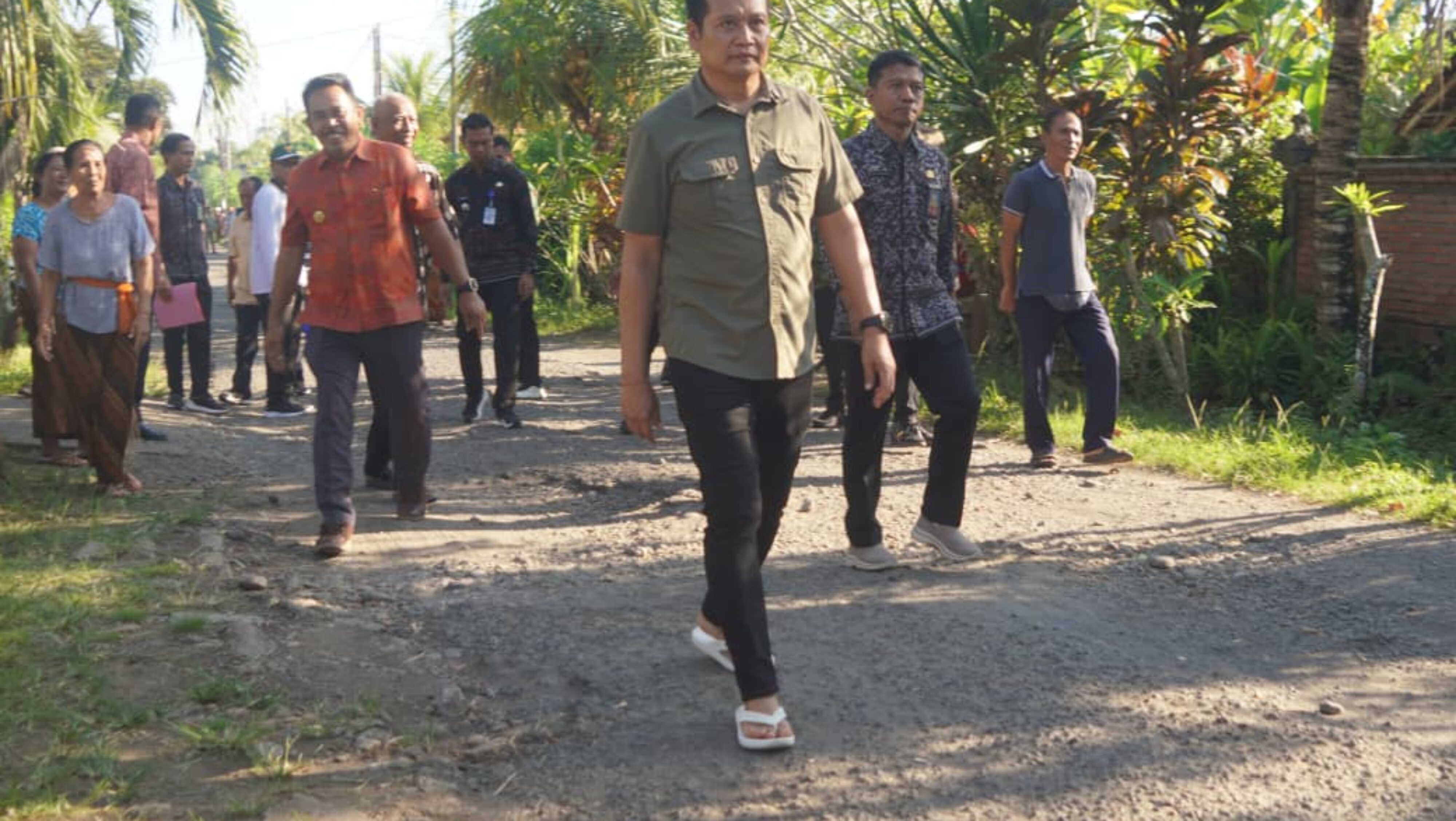 Tinjau Dua Ruas Jalan Rusak Di Desa Baluk, Bupati Pastikan Segera Di Hotmix 