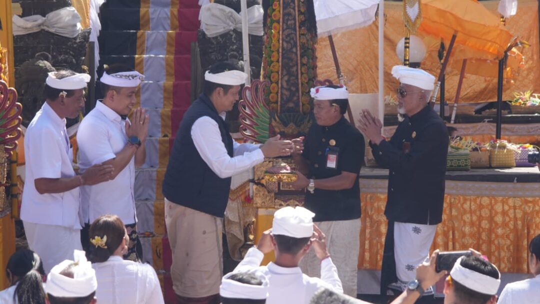 Wujudkan Harmoni Skala-Niskala, Pemkab Jembrana Laksanakan Bhakti Penganyar Di Pura Agung Besakih