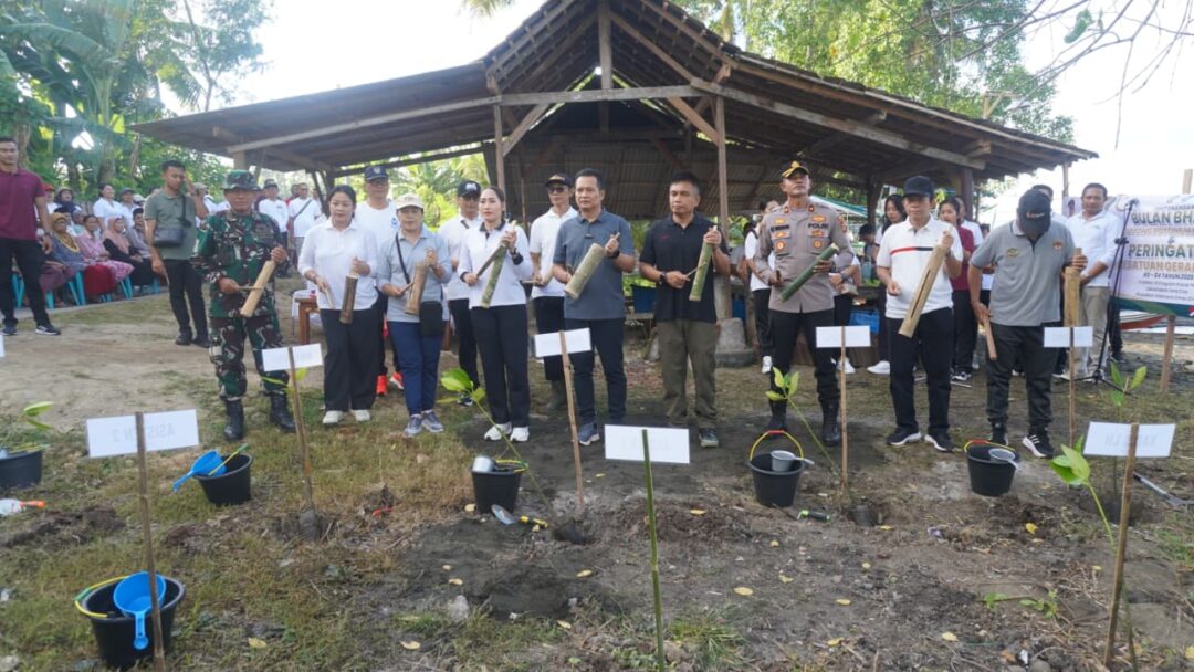 Bupati Kembang Hartawan Canangkan BBGRM Dan HKG PKK Ke-54 Di Pantai Keramat: “Gotong Royong Adalah Nafas Bernegara”