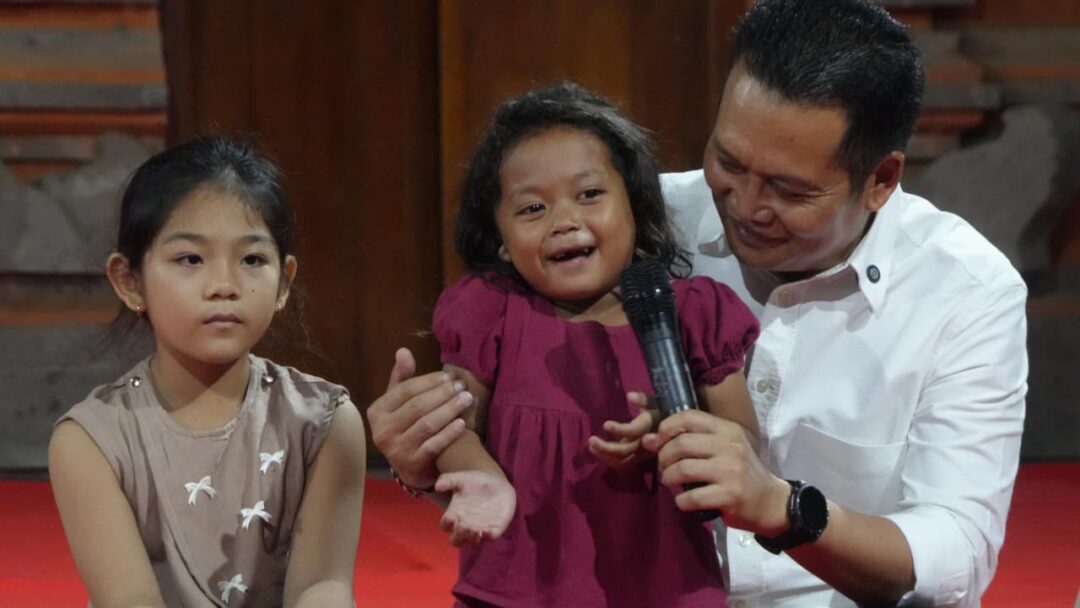 Momen Hangat , Bupati Jembrana Berbagi Kisah Hidup Susah Bersama Anak-Anak Kurang Mampu