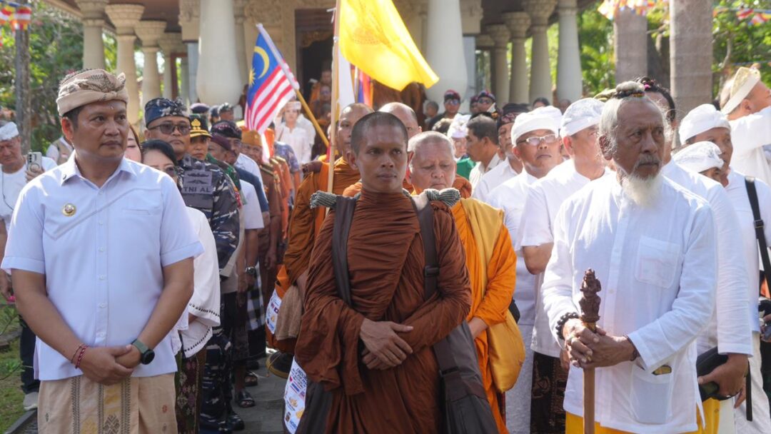 Bupati Kembang Iringi Keberangkatan 58 Bhikkhu Thudong Dari Bali Menuju Jawa