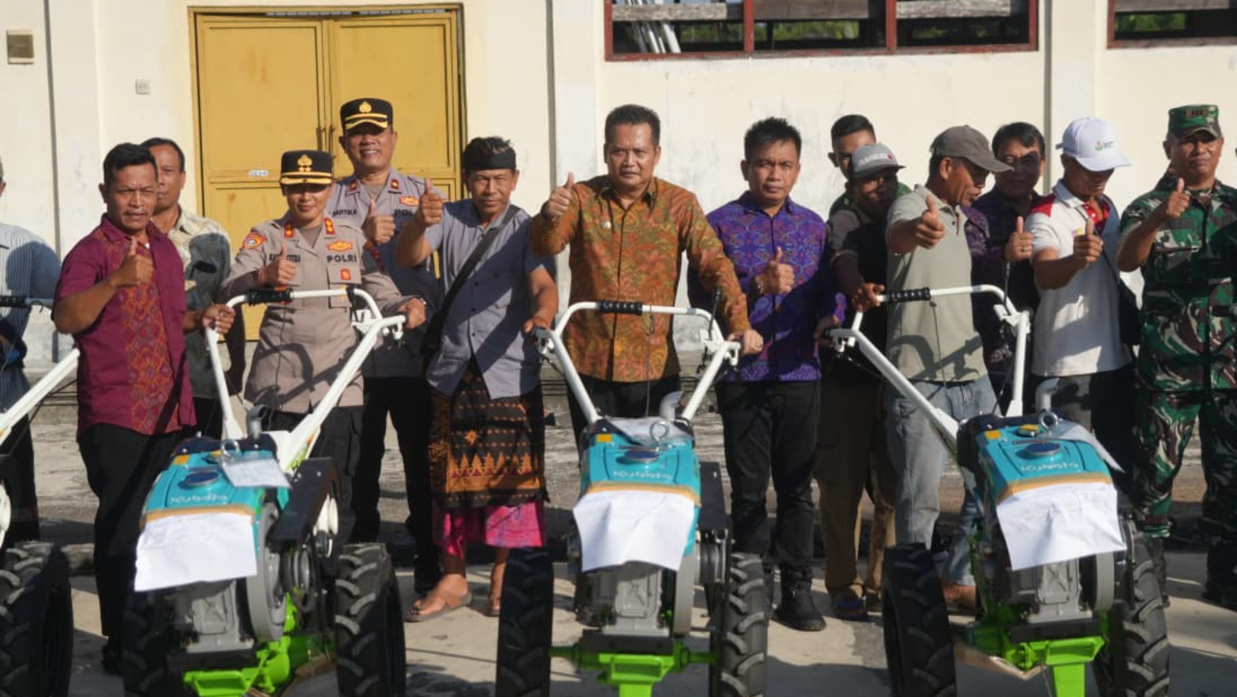 Serahkan Bantuan Traktor, Bupati Kembang Pacu Modernisasi Pertanian Di Jembrana