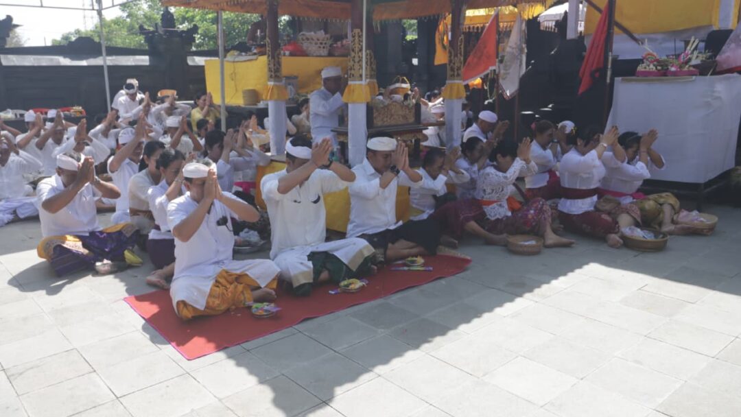 Wabup Ipat Hadiri Pujawali Pura Melanting Pasar Umum Negara, Doakan Stabilitas Ekonomi Jembrana