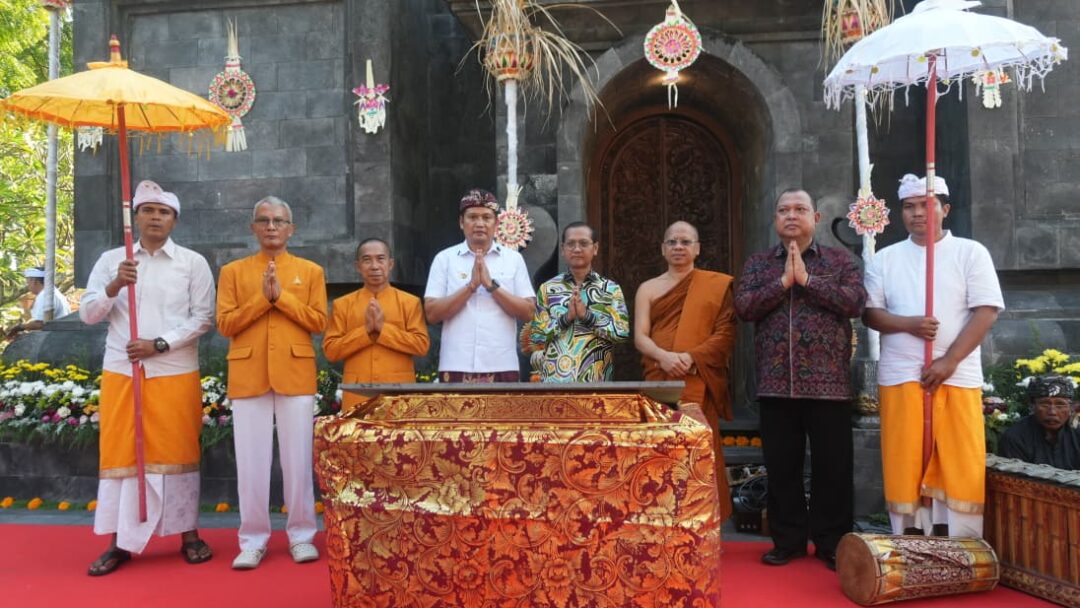 Jaga Toleransi 50 Tahun, Bupati Kembang Hartawan Hadiri Perayaan Emas Dan Tandatangani Prasasti Vihara Empu Astapaka