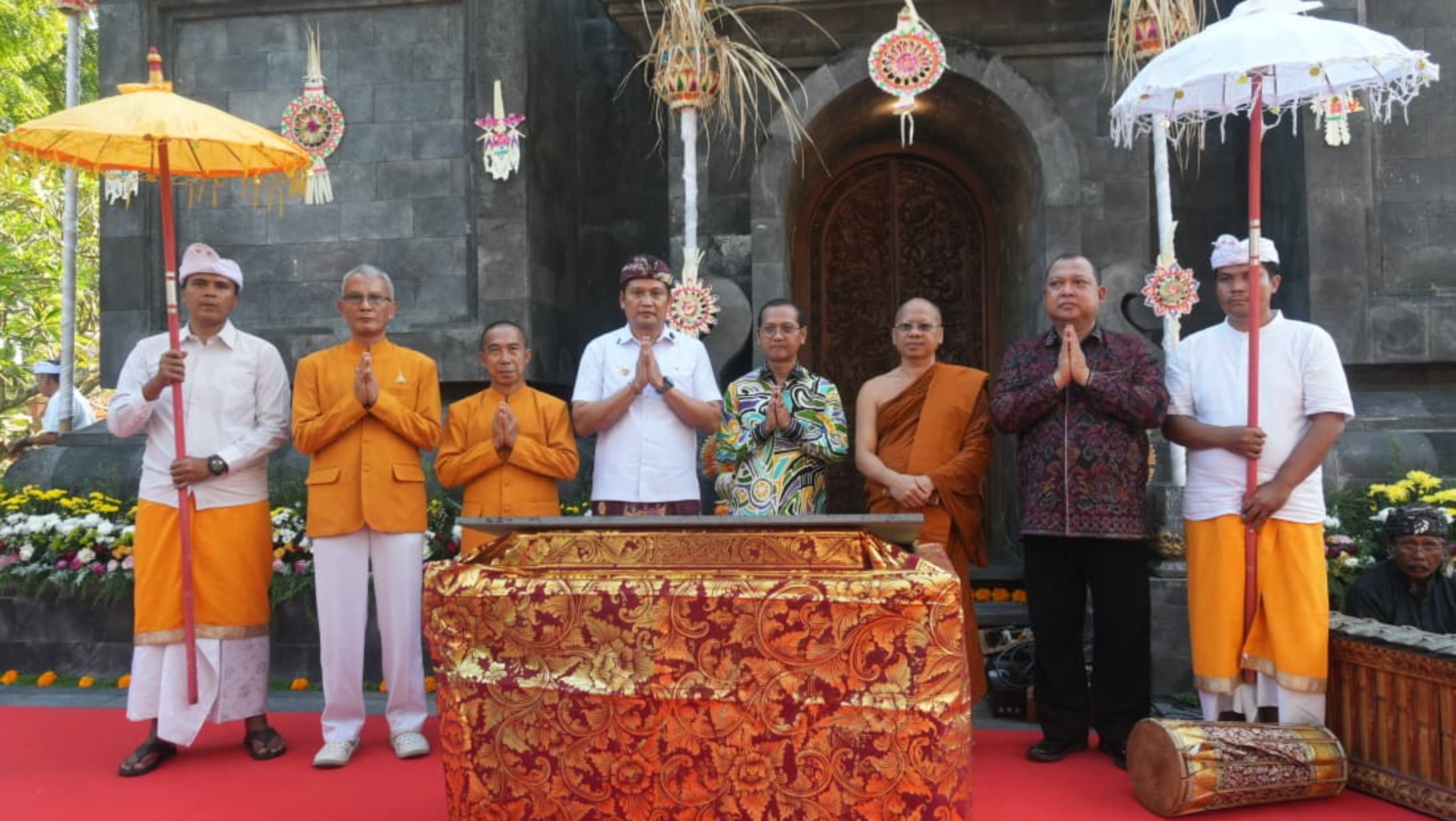 Jaga Toleransi 50 Tahun, Bupati Kembang Hartawan Hadiri Perayaan Emas Dan Tandatangani Prasasti Vihara Empu Astapaka