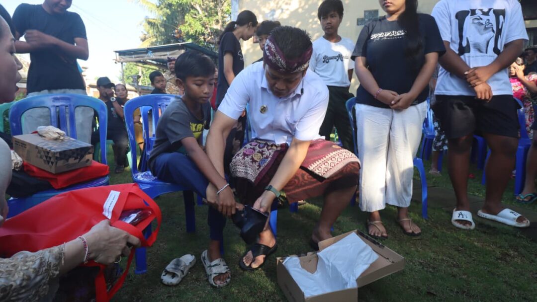Lewat CSR BUMDesma, Bupati Kembang Bantu Seragam Anak Yatim