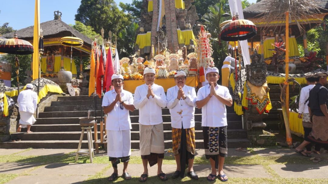 Pemkab Jembrana Gelar Bhakti Penganyar Di Pura Mandara Giri Semeru Agung