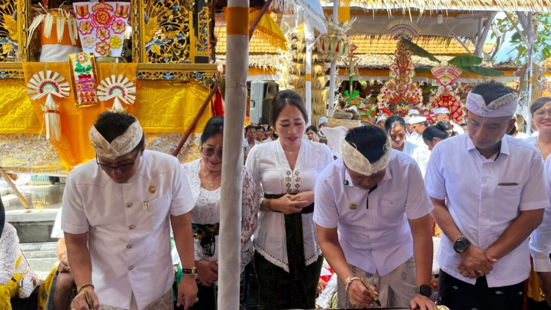 Bupati Kembang Dampingi Wagub Giri Prasta Ngupasaksi Karya Agung Mupuk Pedagingan Lan Ngenteg Linggih Pura Desa Lan Puseh Desa Adat Pangyangan