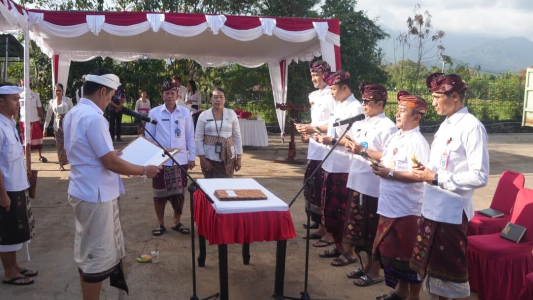 Gunakan Sistem Manajemen Talenta Untuk Pertama Kali, Bupati Kembang Lantik 5 Kepala OPD Di TPA Peh