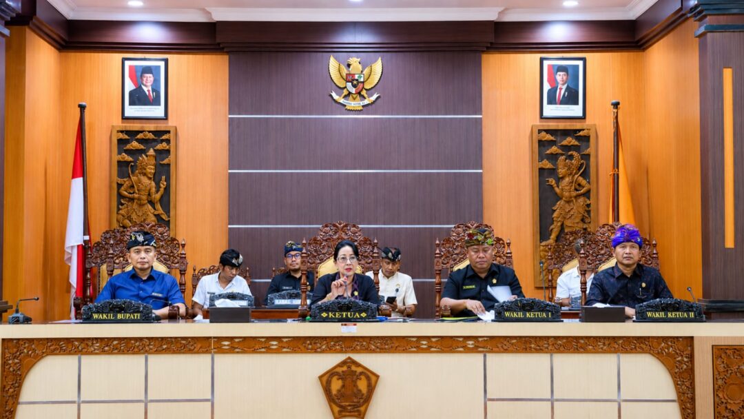 RAPAT PARIPURNA II DPRD JEMBRANA, LIMA FRAKSI SOROTI RANPERDA PERTANGGUNGJAWABAN APBD 2025
