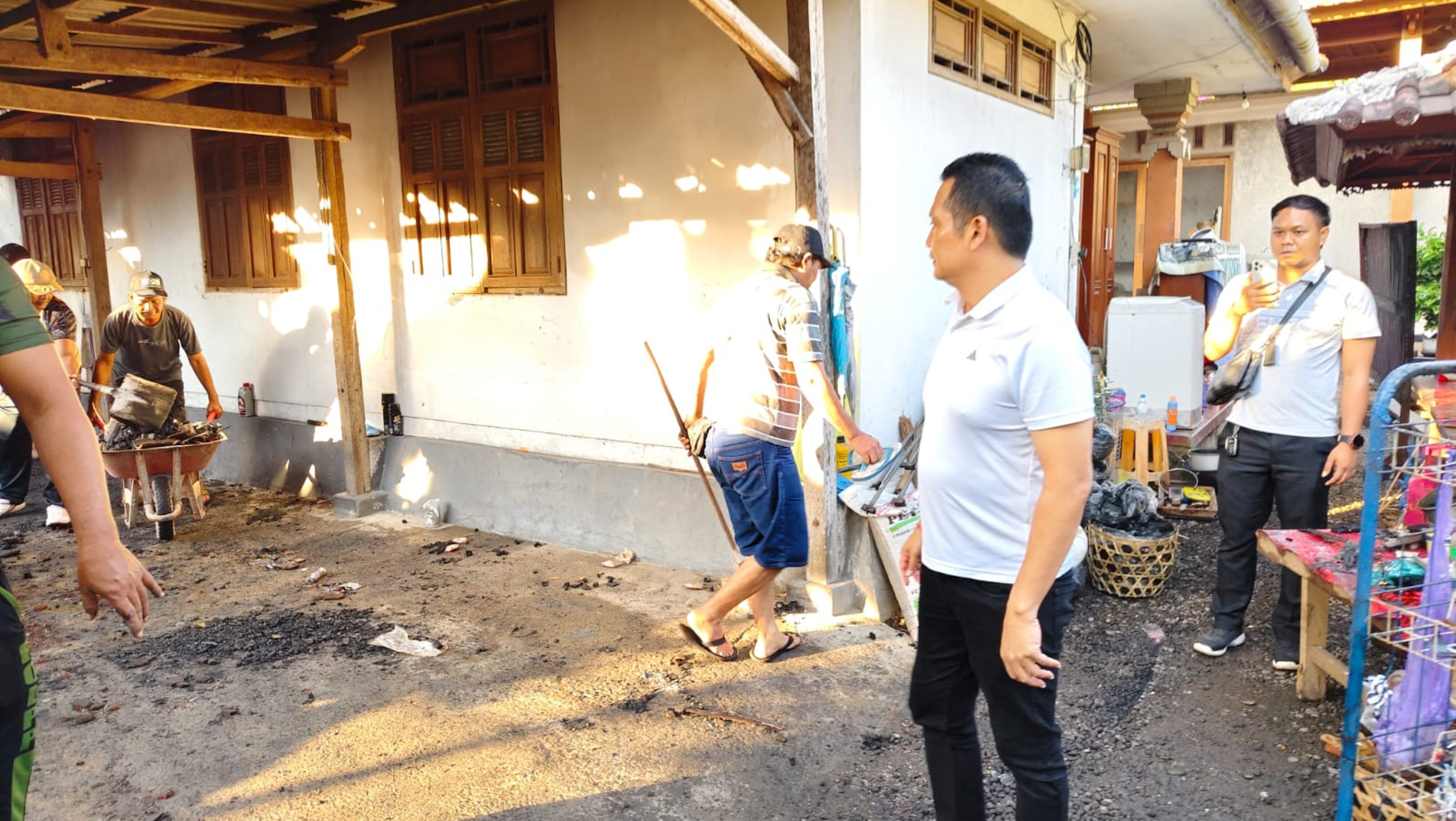 Bupati Kembang Sambangi Korban Kebakaran Di Pekutatan
