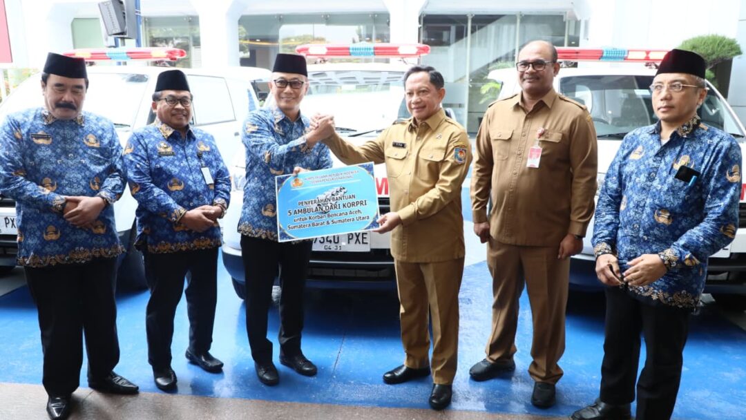 KORPRI Serahkan Lima Ambulance Kepada Prof Tito Karnavian Kasatgas Aceh, Sumbar, Dan Sumut