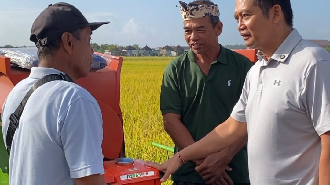 Penyerahan Alsintan Power Thresher Di Subak Keduwa, Bupati Kembang Hartawan Instruksikan Kadis Pertanian Dan Penyuluh Rajin Turun Serap Aspirasi Petani