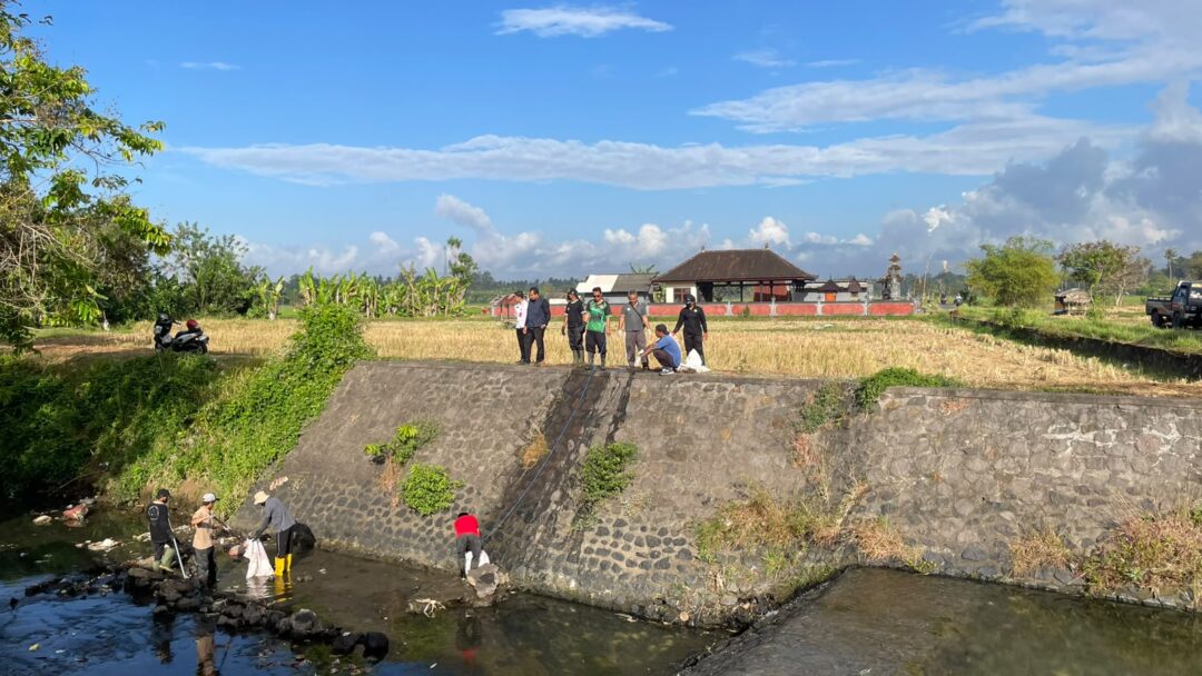 Turun Ke Sungai, Dinas LH Perkim Jembrana Sisir Sampah Liar Dan Perkuat Pengawasan Dengan KSM