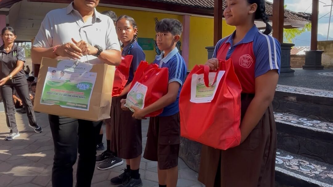 Sinergi Pemkab Jembrana Dengan Swasta, Kembang – Ipat Salurkan Ratusan Seragam Bagi Siswa Kurang Mampu