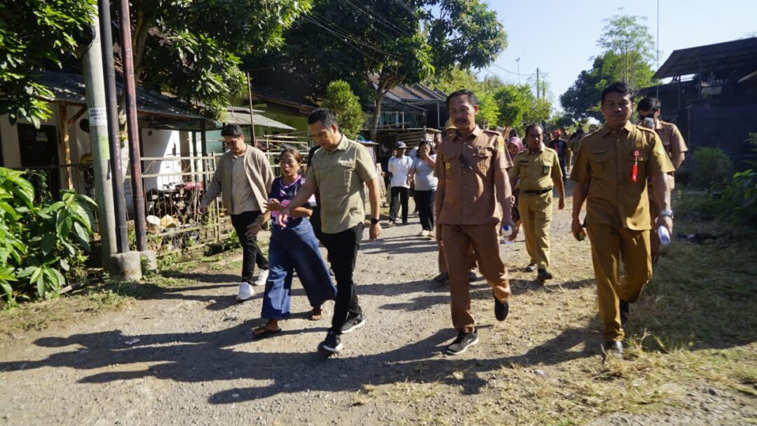 Cek Rabat Beton & Hotmix Di Banyubiru, Bupati Kembang Hartawan Pastikan Jalan Mulus Untuk Warga