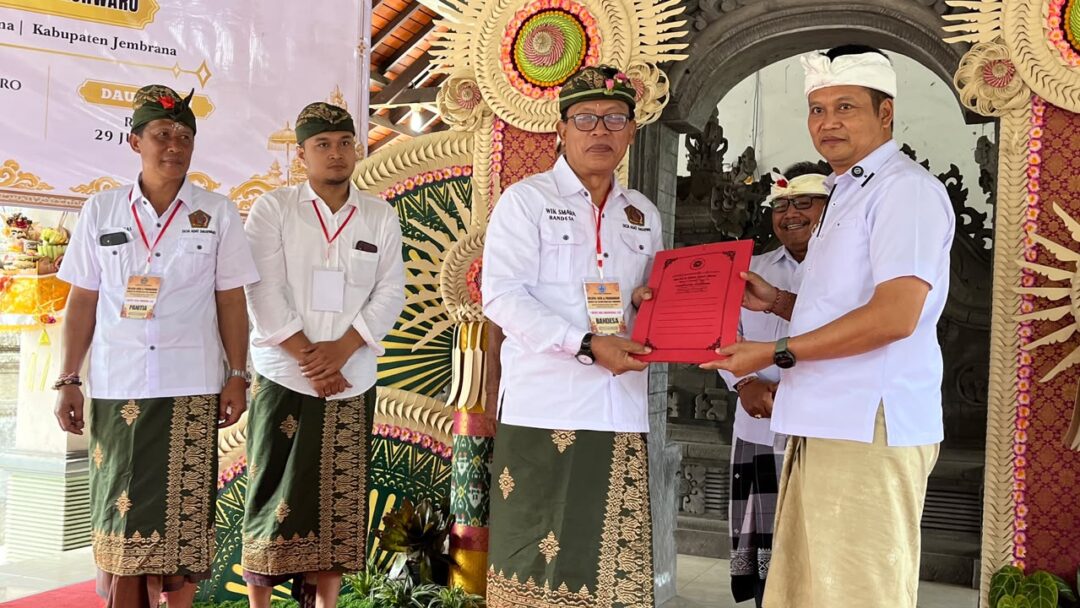 Bupati Hingga Kepala OPD Kompak Hadiri Pengukuhan Bendesa Adat Dauhwaru