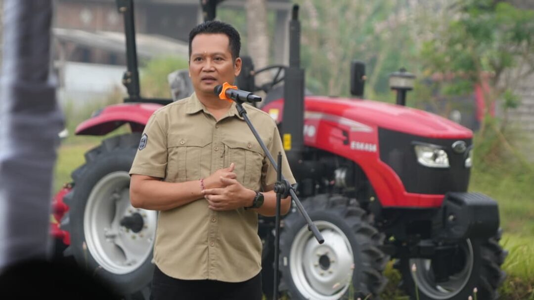 Difasilitasi DPR RI I Nyoman Adi Wiryatama, 5 Unit Traktor Roda Empat Dari Pusat Diserahkan Ke Petani Jembrana