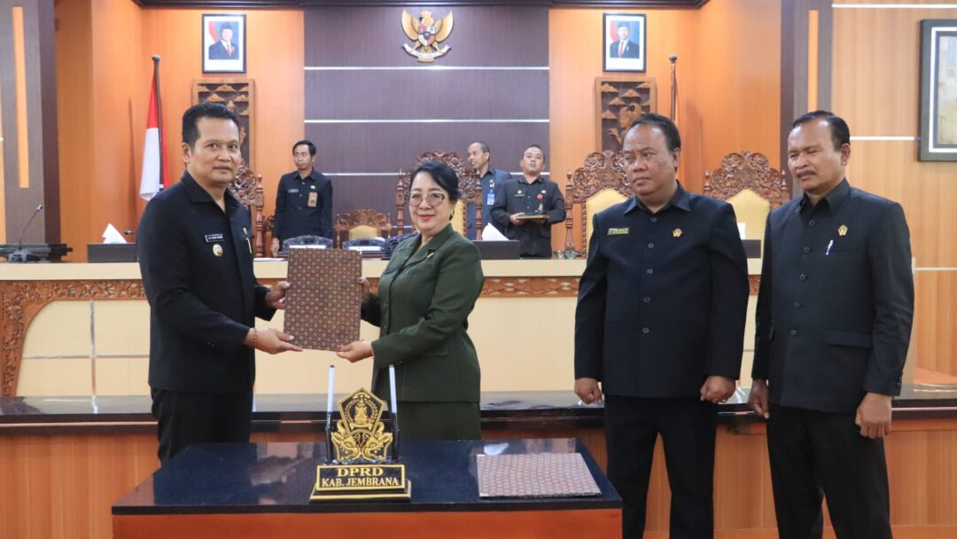 DPRD JEMBRANA KETOK PALU, DUA RANPERDA DISETUJUI JADI PERDA