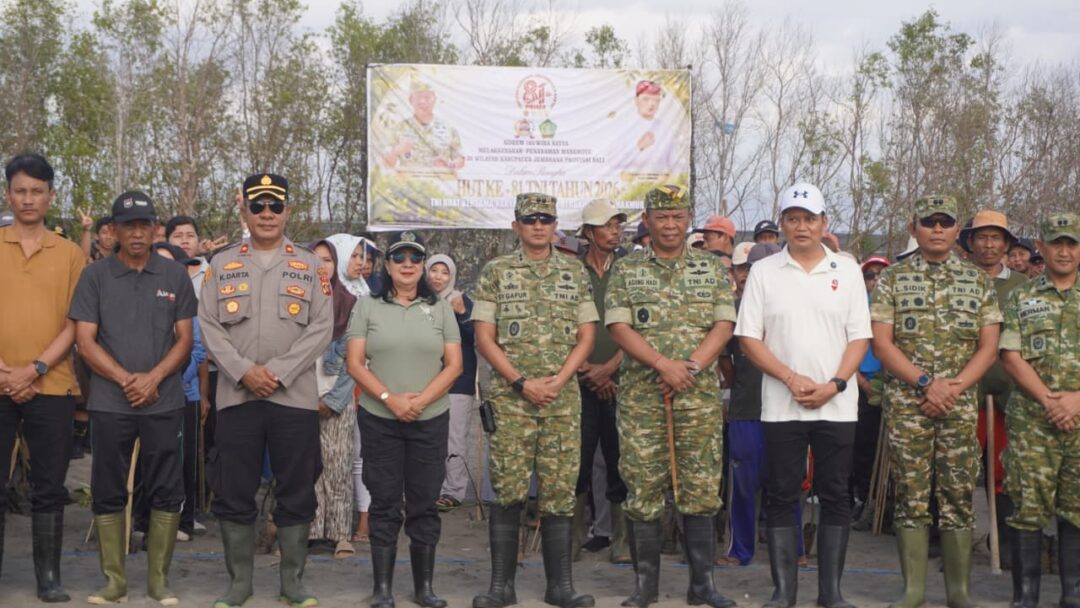 Peringati HUT Ke-81 TNI, Bupati Kembang Hartawan Bersama Danrem 163/Wira Satya Pimpin Penanaman 9.200 Mangrove Di Tuwed Park