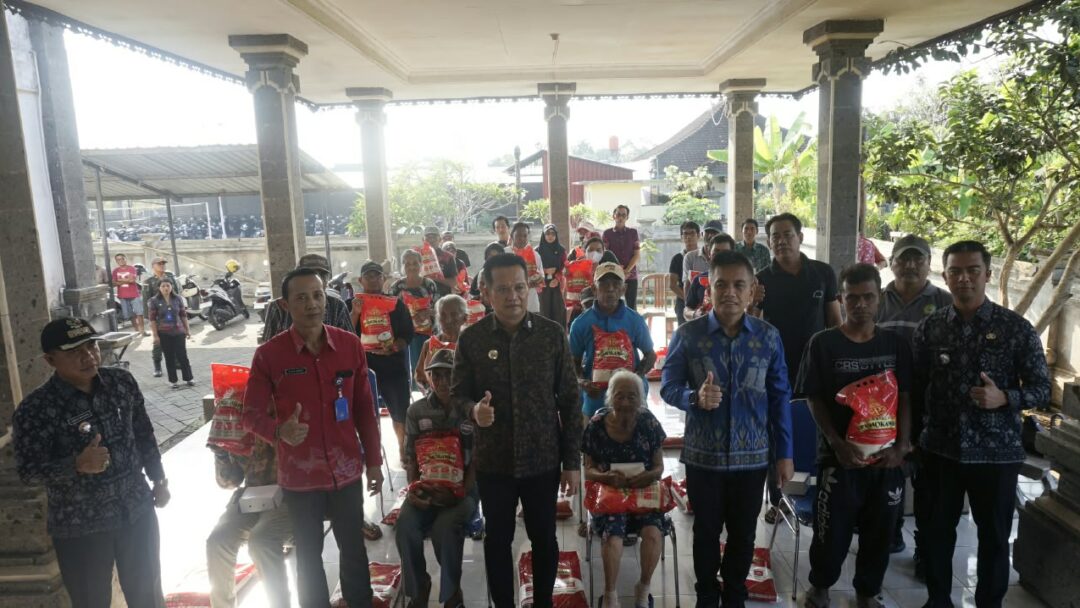 Pemkab Jembrana Salurkan Beras 15 Kg Per Bulan Untuk Ratusan Lansia Kurang Mampu