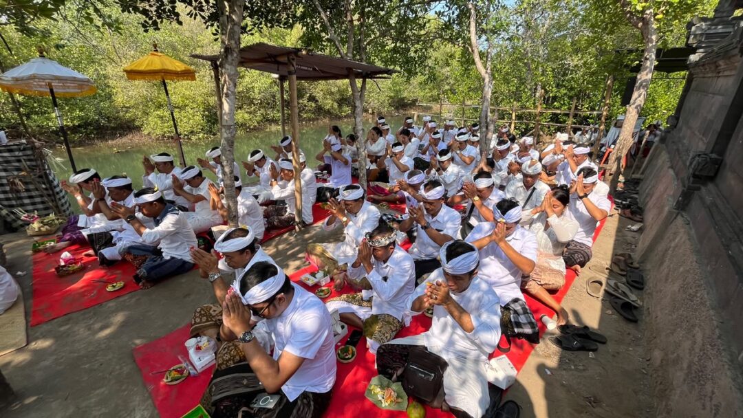 Momentum Tumpek Wayang, Pemkab Jembrana Gelar Persembahyangan, Sosialisasi Pembangunan PLTS Hingga Aksi Bersih-Bersih Sampah