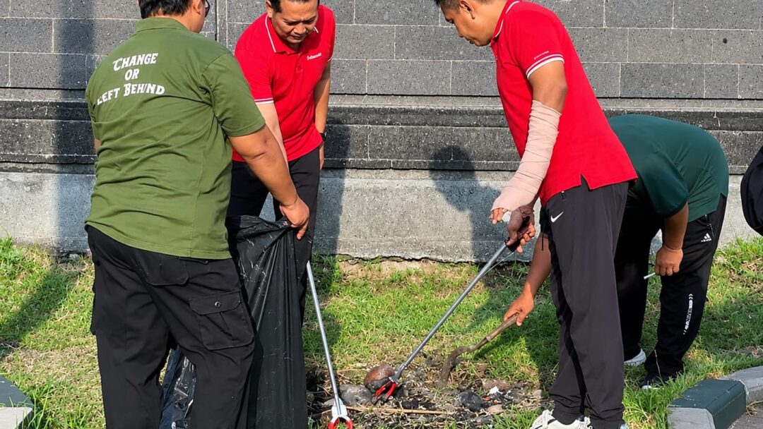 Konsisten Setiap Jumat, Kembang–Ipat Pimpin Langsung Gotong Royong ASN Bersihkan Aset Pemkab Dan Areal Publik